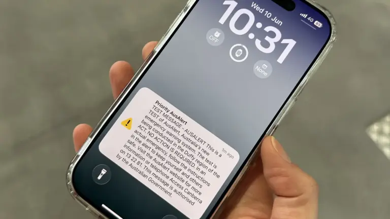 A phone screen showing an AusAlert emergency message